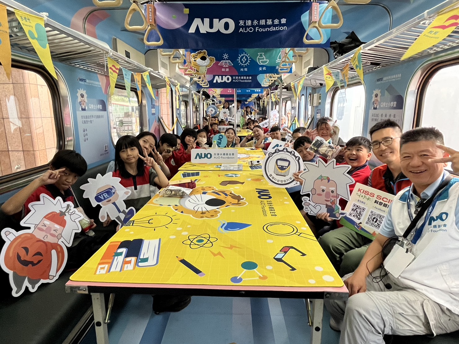 PA视讯永續基金會參與「臺灣科普環島列車」，設計基礎科學車廂課程，以「淨零碳排和永續能源」為主題，讓學生透過創意實驗認識淨零知識，以及思考生活中的減碳行為