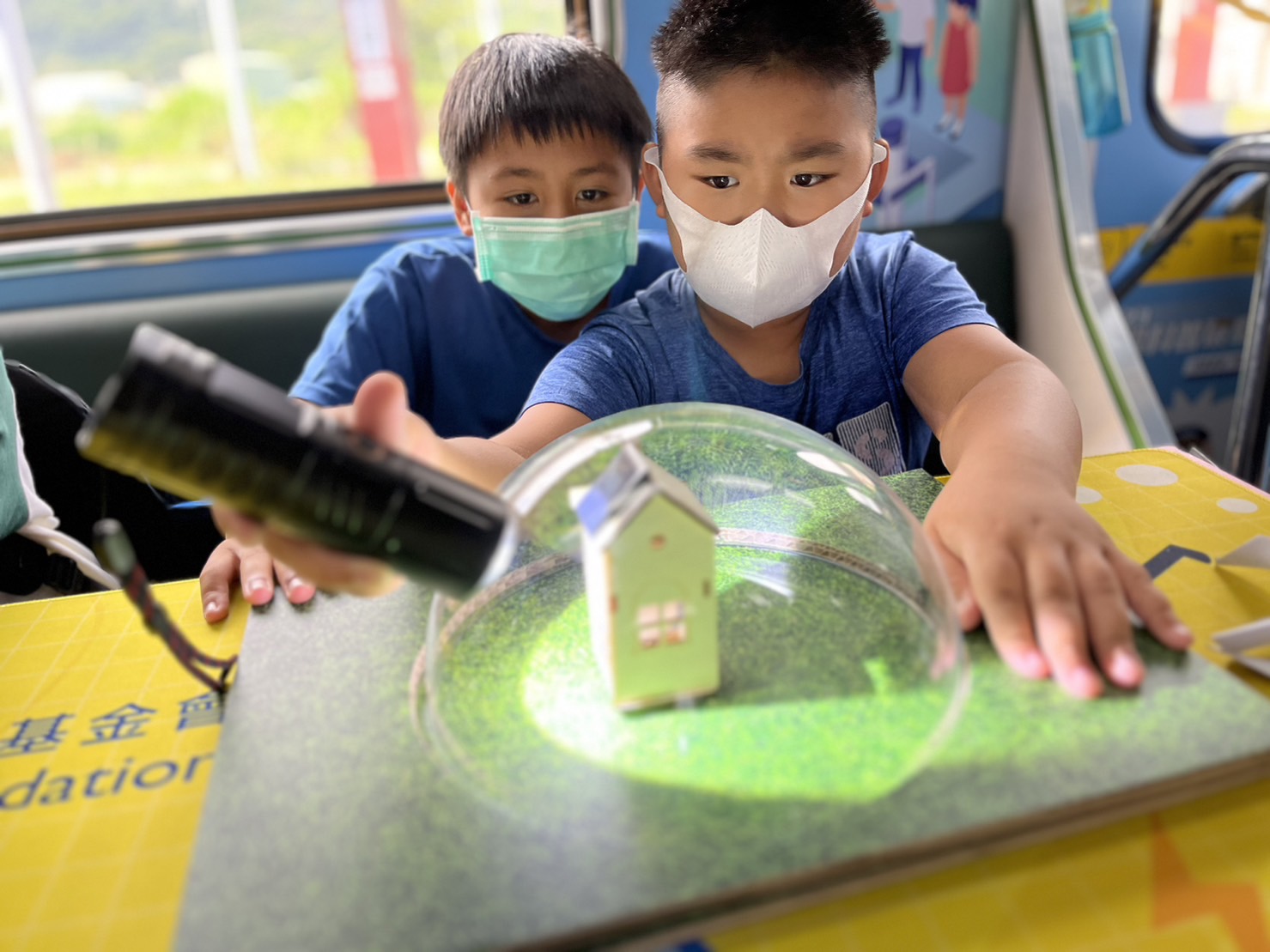 PA视讯參與基礎科學主題車廂，以STEAM教學精神，設計「逐日科學家」、「太陽能工程師」以及「淨零建築師」三大能源科普課程和實驗